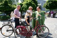 Lilly Baumeister hat ein neues Fahrrad. Grund genug für ihre Eltern Bettina und Gerd, das Gefährt von Pfarrer Martin Limberg segnen zu lassen.