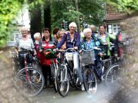 Angekommen: Die Radlerinnen aus Waltrop haben ihr Ziel erreicht. Die Frauen-Friedens-Fahrradtour führt diesmal nach Hagem zum Pfarrheim St. Josef.  —Foto: Kalthoff