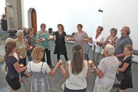 Im Kreis und mit einer Kerze in der rechten Hand begannen die überwiegend weiblichen Teilnehmer den meditativen Tanz in der Josef-Kirche.  —Foto: Jost