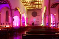 Bunt erleuchtete Kirche während der Lichtinstallation