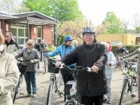 Pfarrer em. Bernhard Fögeling ist stets dabei, wenn es die Gemeinde auf den Fahrrad-Kreuzweg durch Hachausen zieht.  —Foto: Rottmann