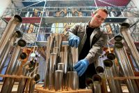 Das große Säubern: Markus Linden reinigt fachgerecht die Pfeifen der Klais-Orgel.  —Foto: kalthoff