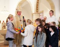 Passend zum Jubiläum: Kinder hatten eine Kirche aus 100 Legosteinen gebaut und übergaben sie an den Bischof. (Foto: Andreas Kalthoff, DMP, 27.10.14)